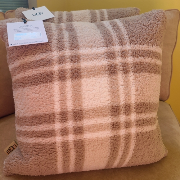 UGG PILLOW✨️HOST PICK✨️ - Picture 7 of 10